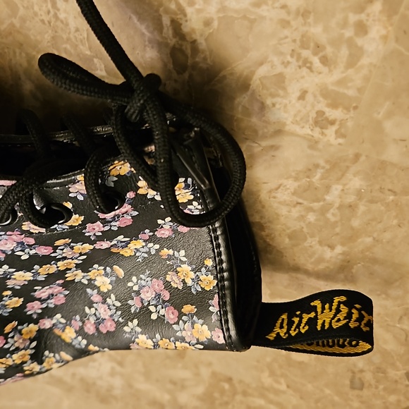 Floral print Dr Martins 8 hole authentic - Picture 6 of 8